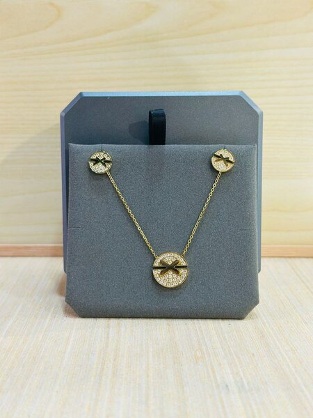 Collier élégant et montre chic