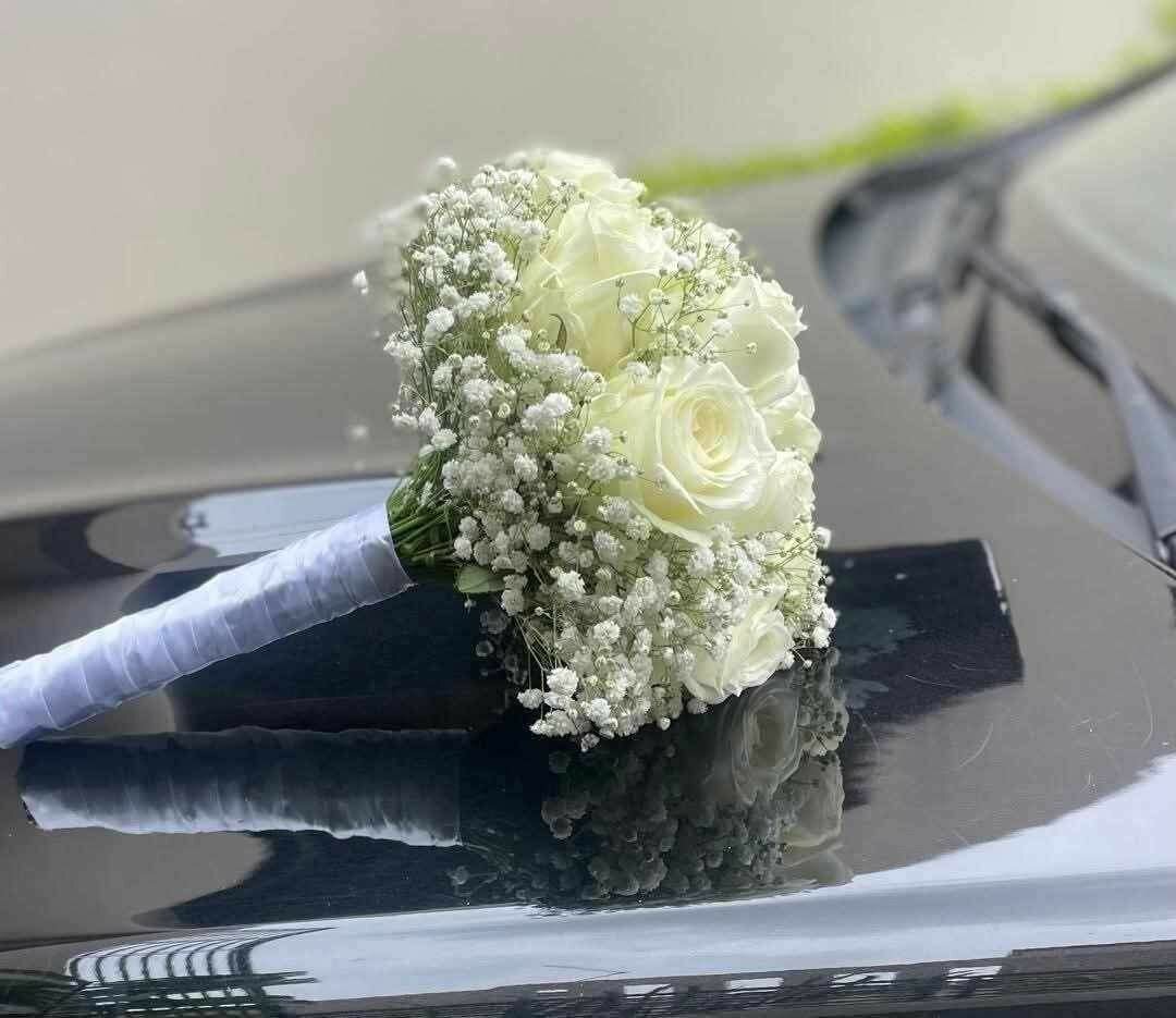 Bouquet de mariée blanc avec roses et baby's breath