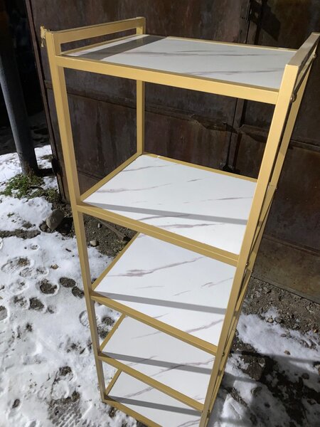 стеллаж для вещей в магазине