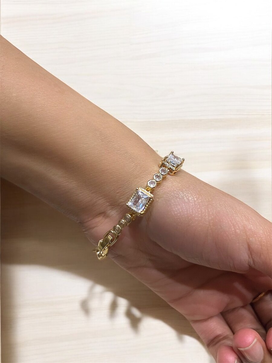 Zircon stone bracelet with gold chain.