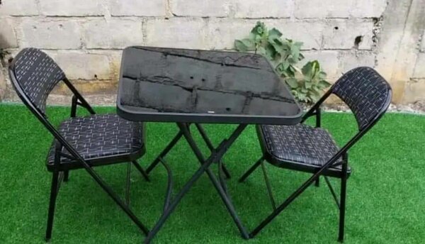 1 table vitrée et 2 chaise en mousse