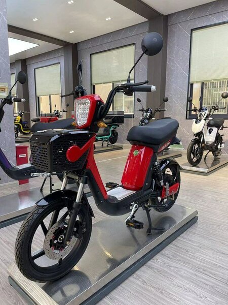 Moto électrique rouge pliable