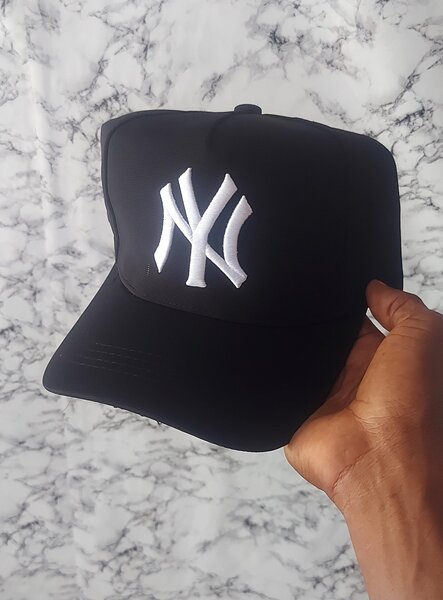 Casquette noire avec logo