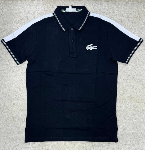 Polo noir à rayures élégantes