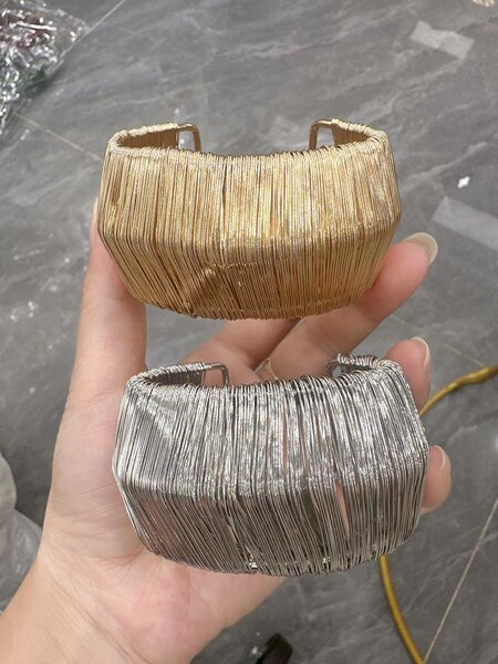 Bracelets en métal texturé