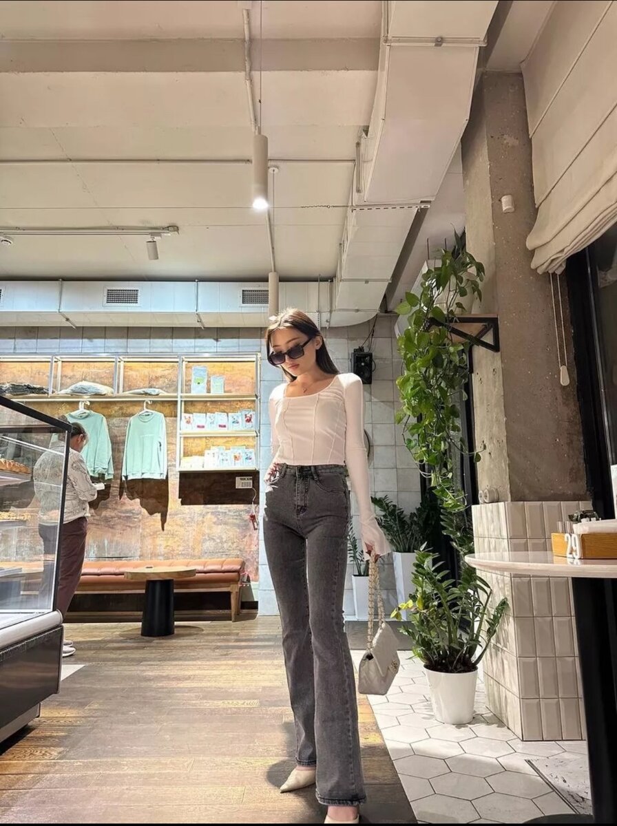 кофта и джинсы клеш