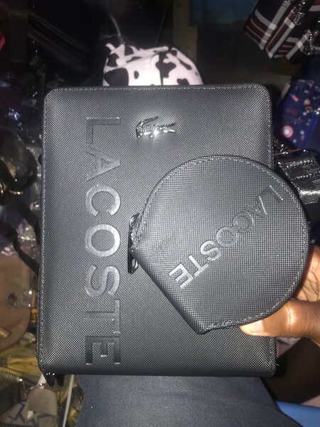 Sacoche Lacoste élégante