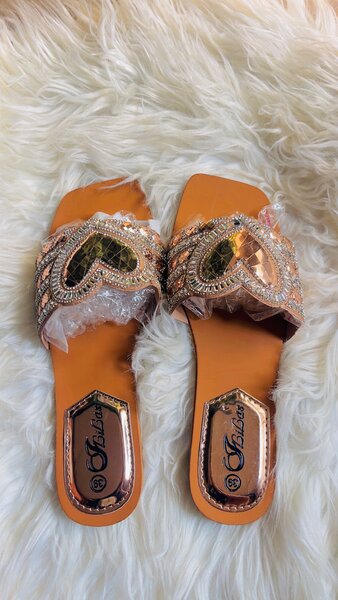 Sandales plates dorées pour femme