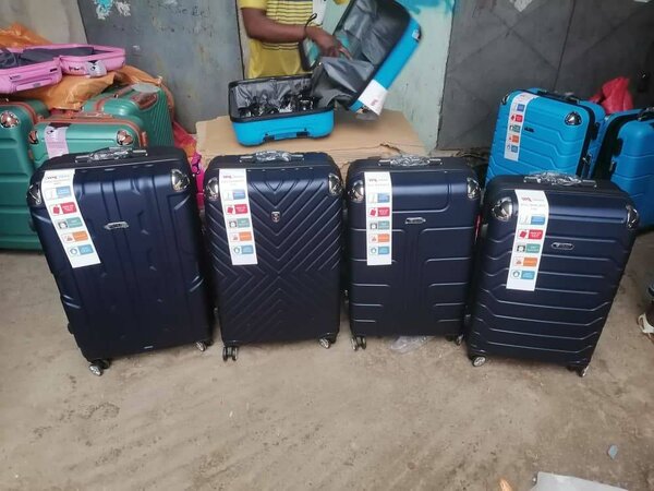 3 valises en plastique 23kG