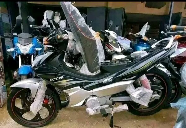 Moto KTM RC noir et argent