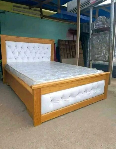 Lit simple en bois rembourré