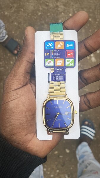 Montre bracelet dorée élégante