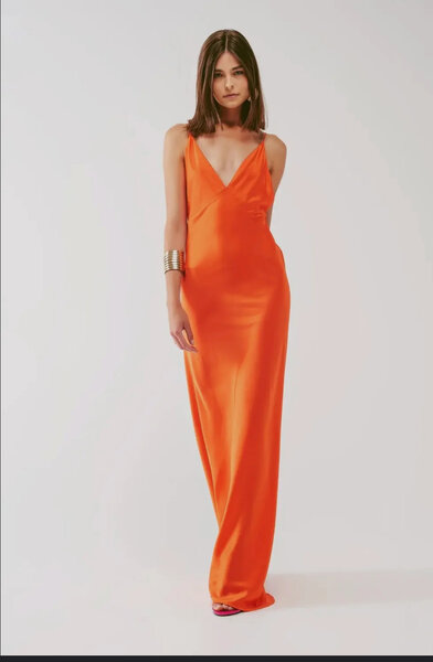 Robe longue orange satinée
