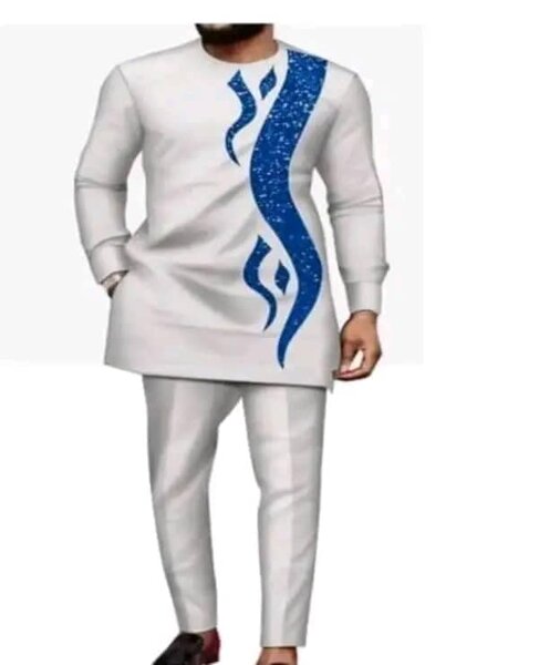 Costume blanc avec un accent bleu