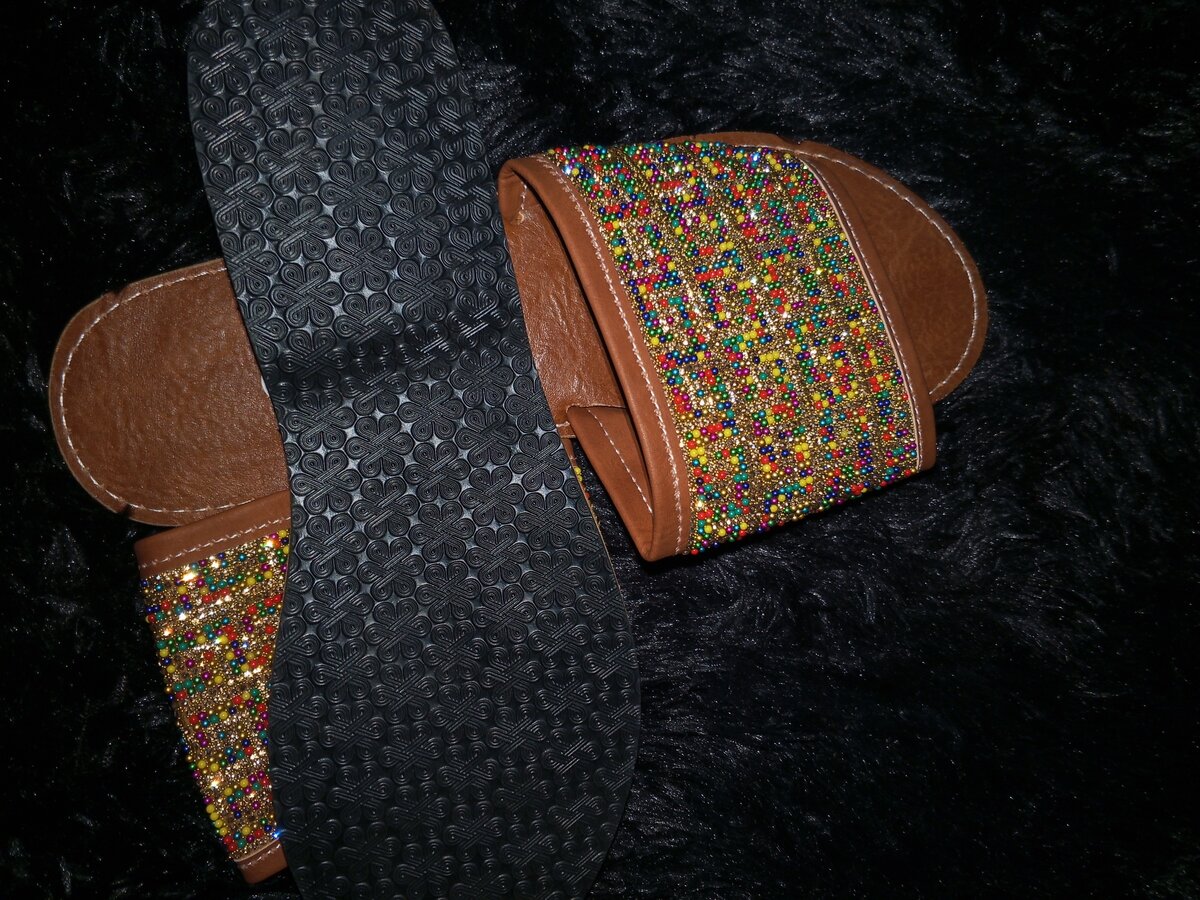 Sandales en perles colorées