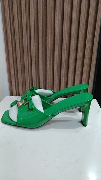 Sandales à talons verts chic