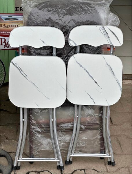 Tabouret pliable en métal et marbre