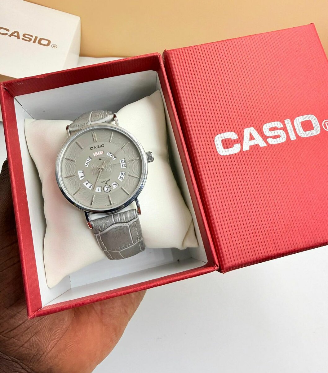 Montre femme Casio rouge ou grise