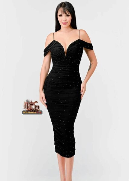 Robe Noire Élégante Cocktail