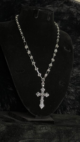 Collier argenté croix élégante