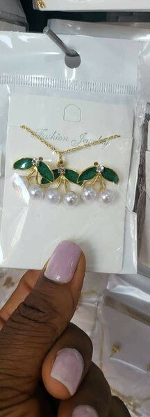 Collier en or avec perles et pierres émeraude