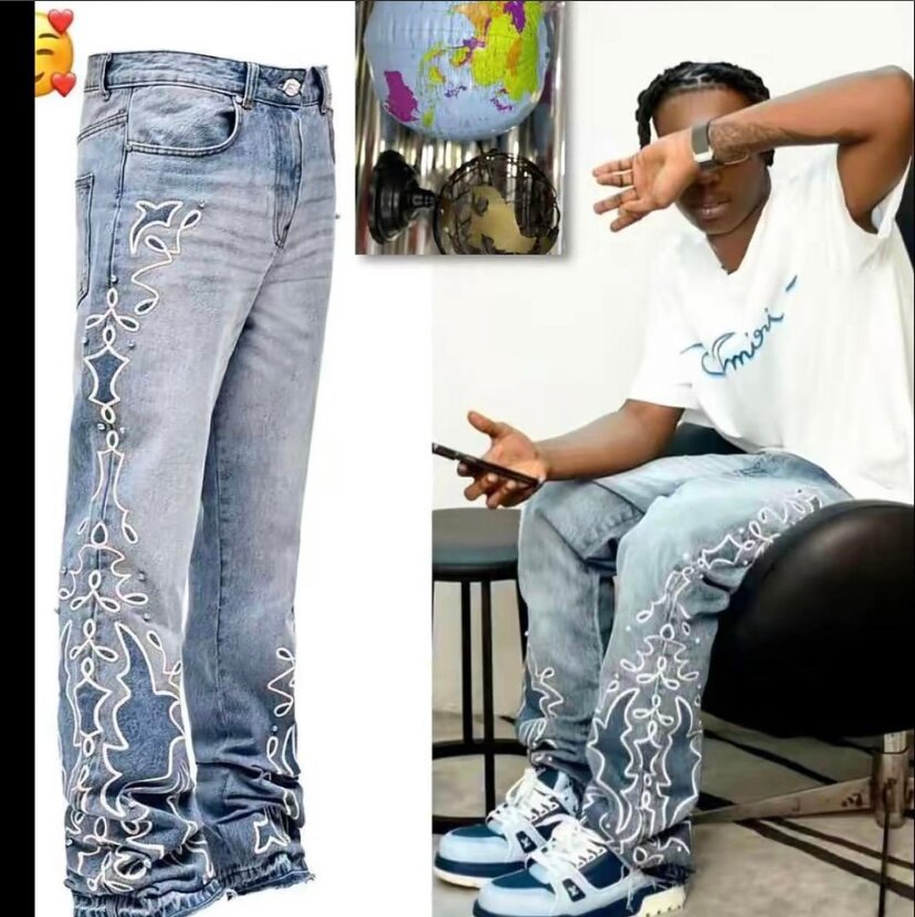 Jeans avec broderie florale