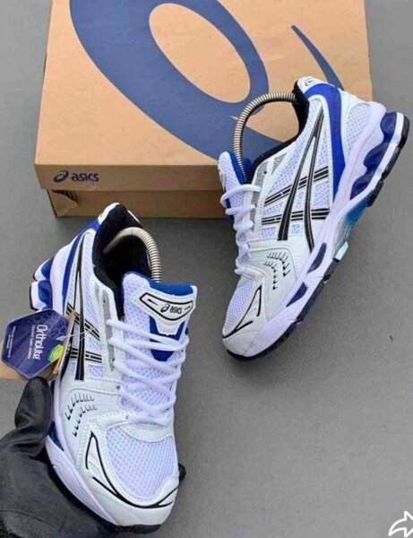 Chaussures de sport Asics blanches et bleues