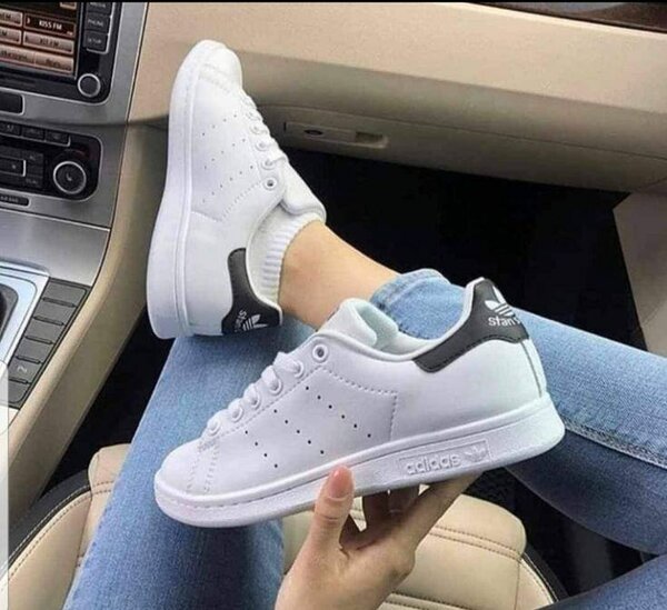 Baskets blanches Adidas élégantes