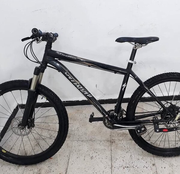 Vélo tout terrain Specialized noir