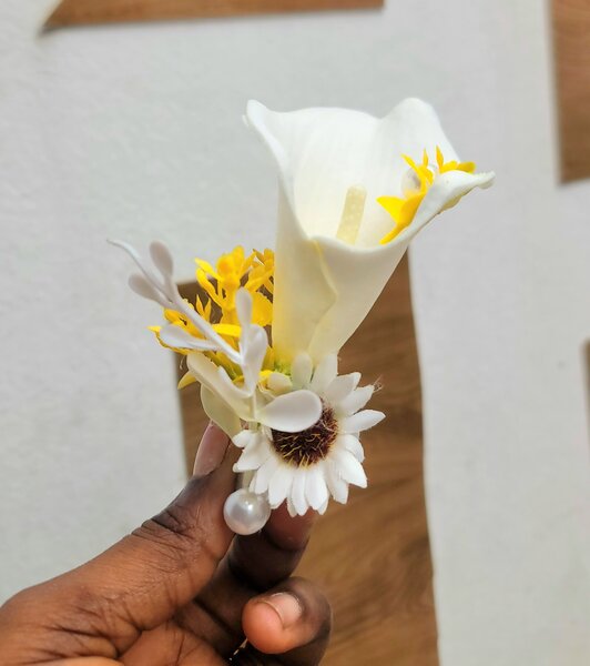 Boutonnière florale élégante