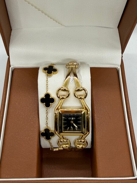 Montre femme dorée avec bracelet blanc