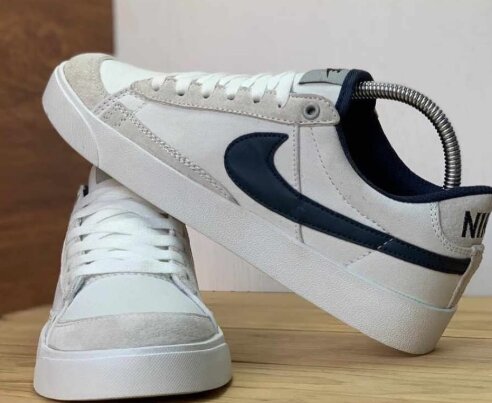 Boxed nike Sued white
