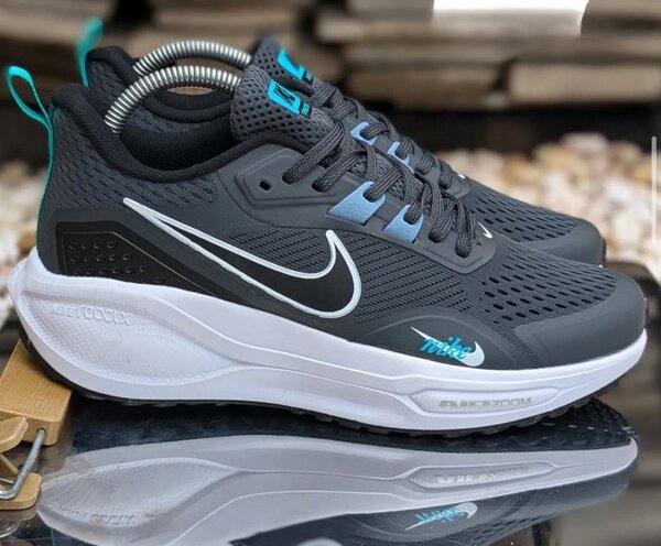 baskets couleur gris, marque Nike