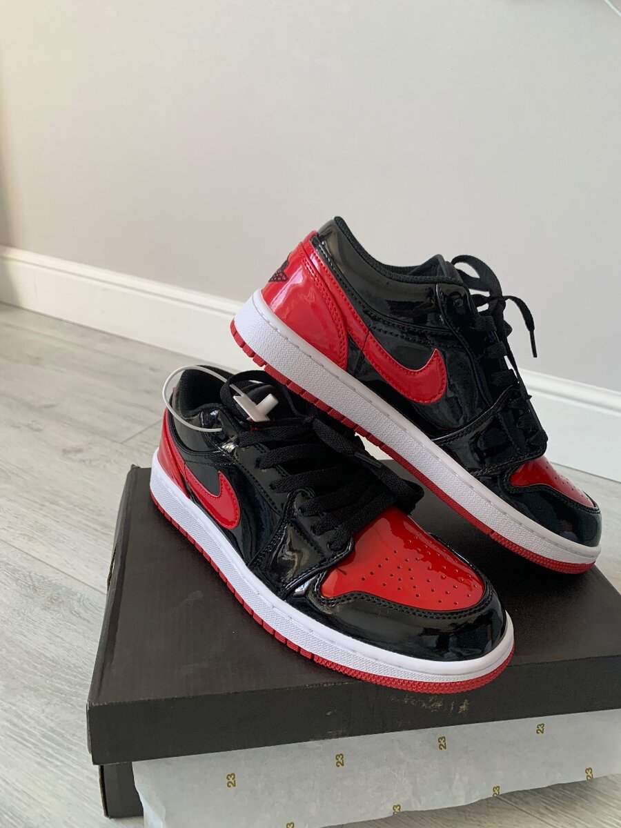 Air Jordan 1 Low Bred Patent, одна из самых стильных и узн