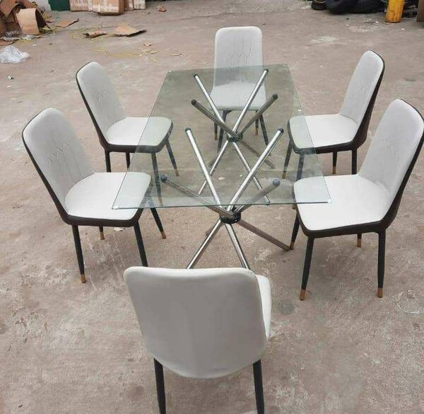 Ensemble table et chaises en verre