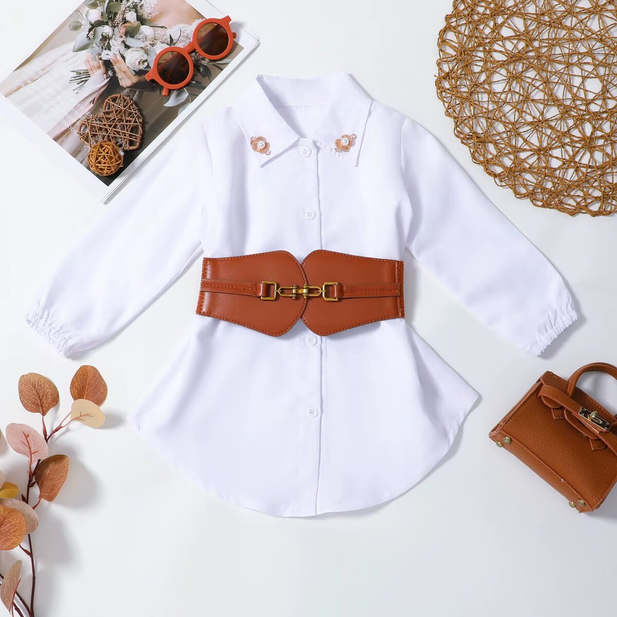 Robe blanche pour fille avec ceinture marron