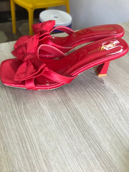 Sandales à talon rouge élégantes