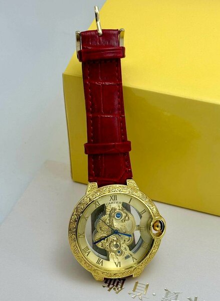 Montre Cartier dorée avec coffret