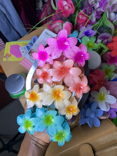 Pince à cheveux fleur colorée