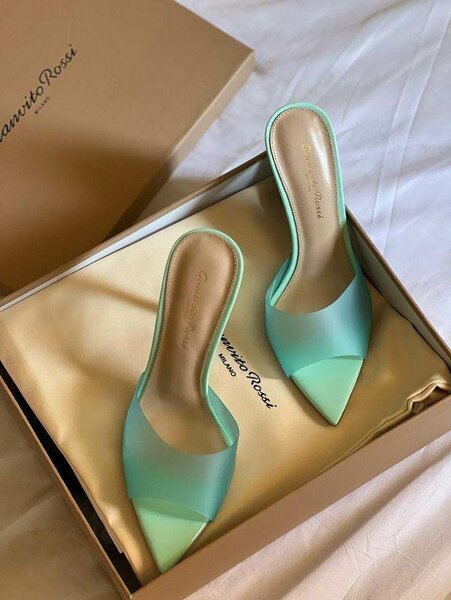Mules en cuir vert pastel
