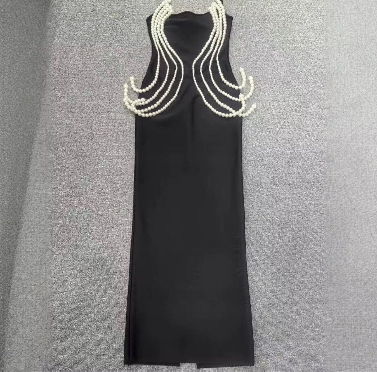 Robe noire élégante avec détails de perles