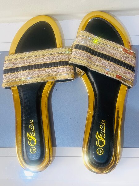 Sandales dorées élégantes