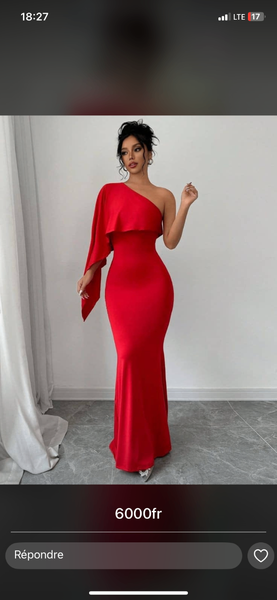 Robe rouge asymétrique