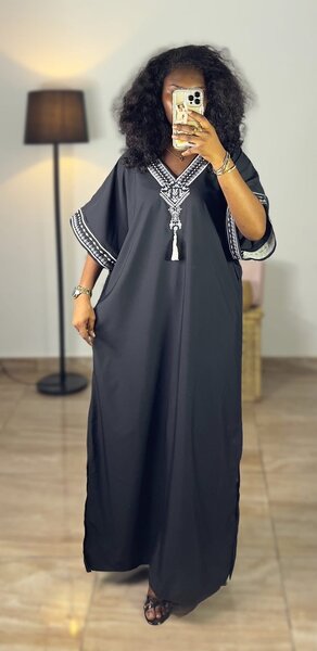 Caftan long noir avec broderie