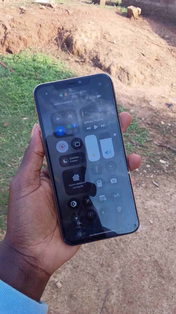 iPhone avec écran fissuré