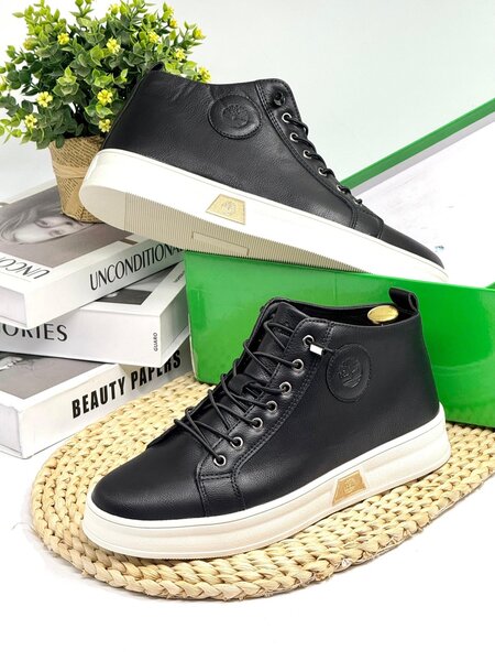 TIMBERLAND BLACK AND WHITE