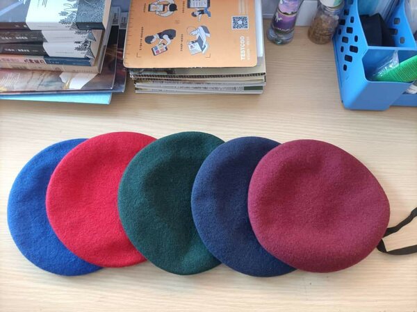 Bérets colorés élégants