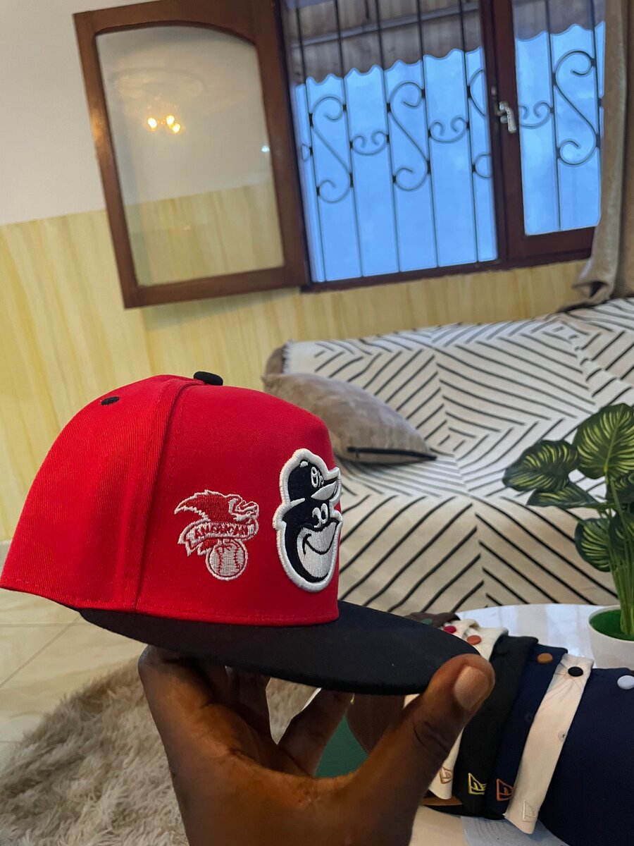 Casquette brodée rouge et noir