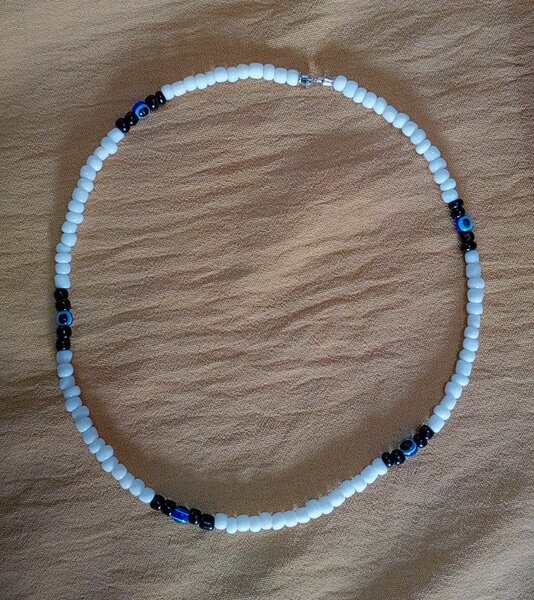 Collier perles blanc bleu