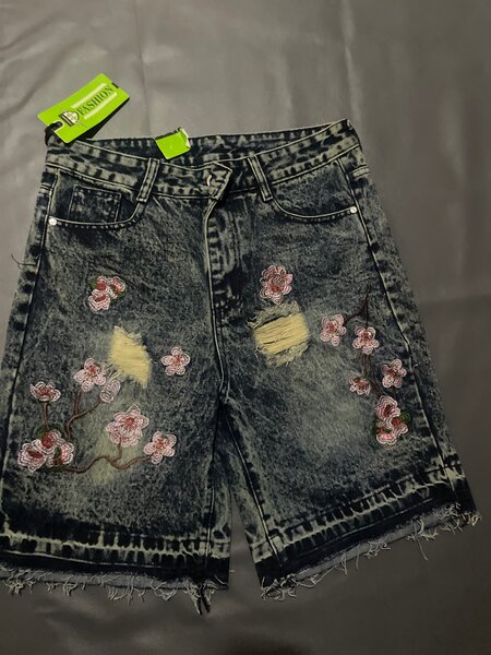 Short en jean délavé avec broderie